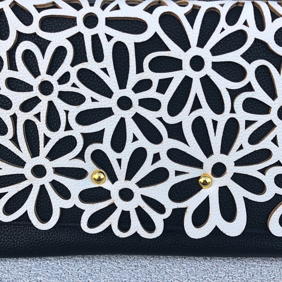 Textured Clutch With Stylish Black And White - Picture 3 of 6